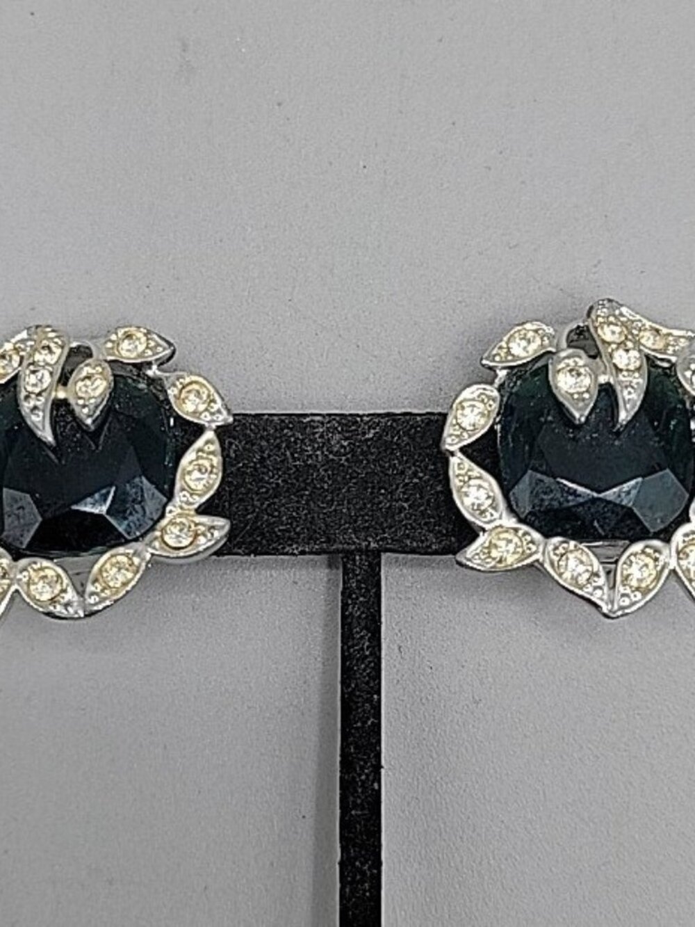 Vintage SARAH COVENTRY Green Holiday Ice Clip On Earrings Emerald Glass 1960's
